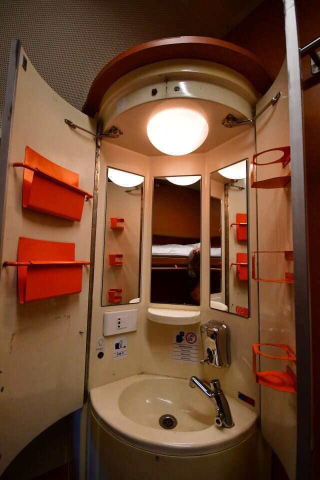 קרון לילה מבודפשט לבוקרשט. | יואל שתרוג- אדמה יוצרת קרון לילה מבודפשט לבוקרשט. | יואל שתרוג- אדמה יוצרת