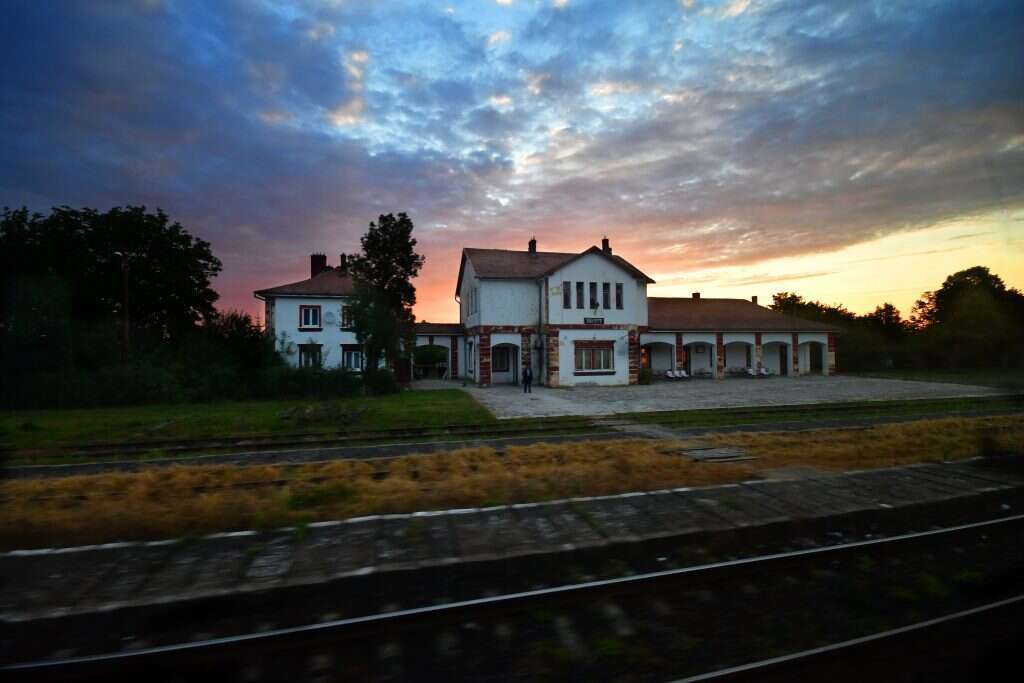 ברכבת מפודפסט לבוקרשט. | יואל שתרוג- אדמה יוצרת ברכבת מפודפסט לבוקרשט. | יואל שתרוג- אדמה יוצרת