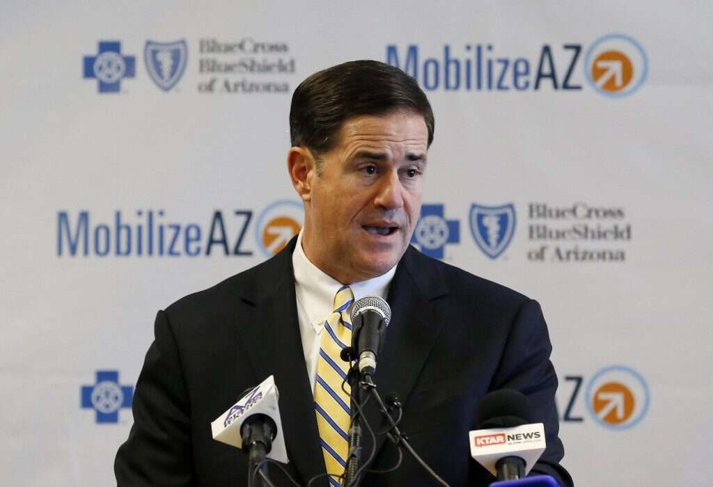 מושל אריזונה דאג דוסי. | AP