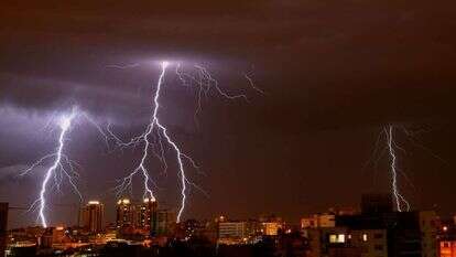 סופת ברקים ורעמים במישור החוף. | AFP סופת ברקים ורעמים במישור החוף. | AFP