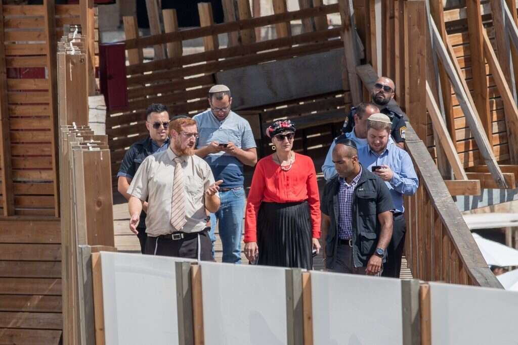 ח"כ שולי מועלם וח"כ יהודה גליק בגשר העלייה להר הבית. | יונתן זינדל/פלאש 90