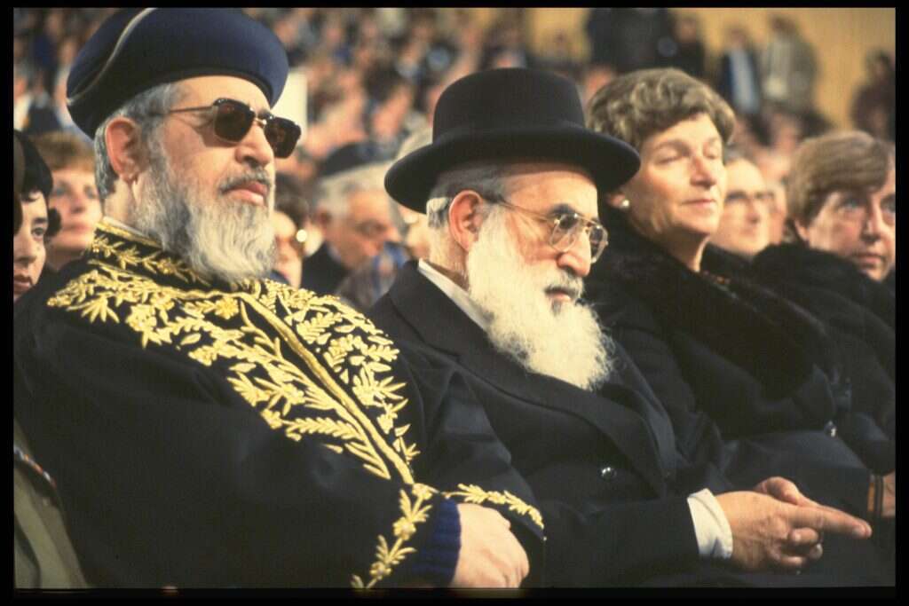 הרבנים הראשיים עובדיה יוסף ושלמה גורן, 1982. | משה מילנר, לע"מ