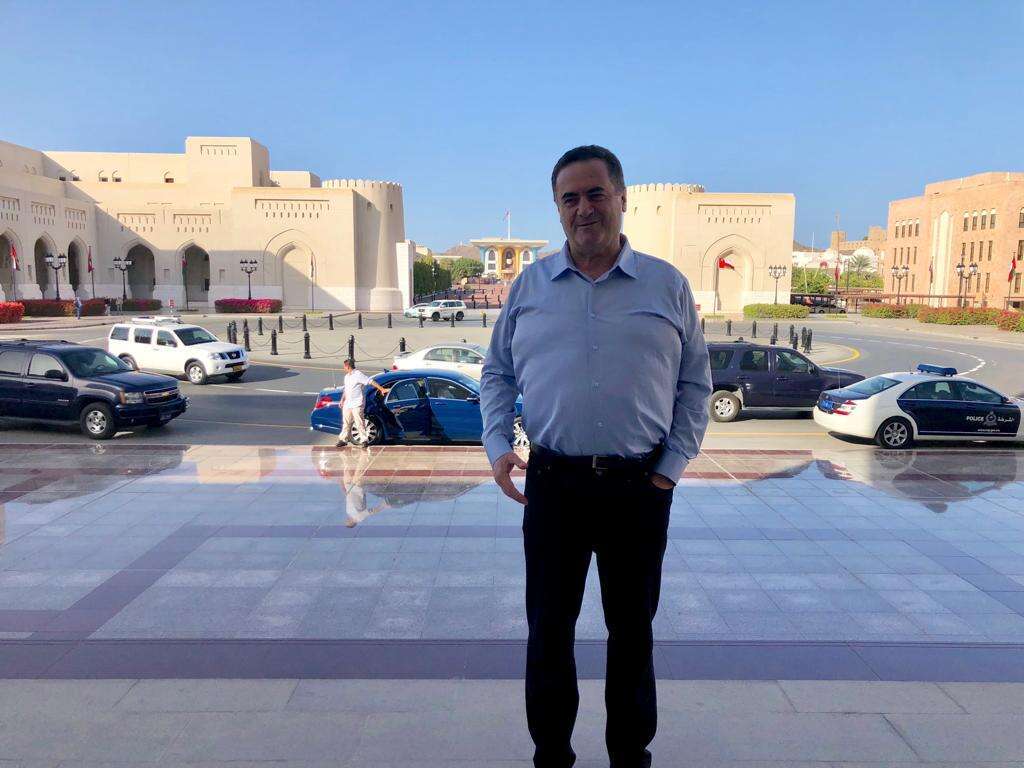 השר כ''ץ על רקע ארמון הסולטן בעומאן