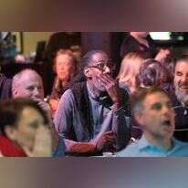 הקהל מגיב לתוצאות הבחירות בבר בסן-פרנסיסקו. | AFP