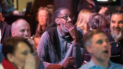 הקהל מגיב לתוצאות הבחירות בבר בסן-פרנסיסקו. | AFP