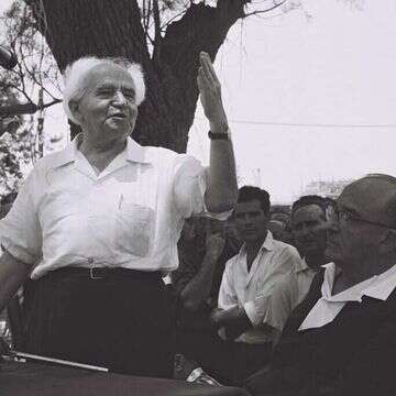 דוד בן גוריון נושא דברים בטקס הפרדה שנערך לכבודו במשרד הביטחון, תל אביב, 1963. | פריץ כהן, לע"מ