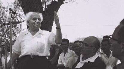 דוד בן גוריון נושא דברים בטקס הפרדה שנערך לכבודו במשרד הביטחון, תל אביב, 1963. | פריץ כהן, לע"מ