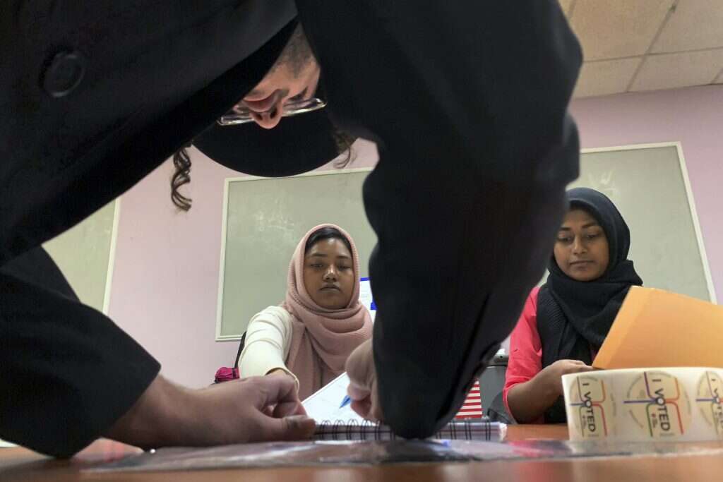 צעיר חרדי מצביע בבחירות אמצע הקדנציה. | AP