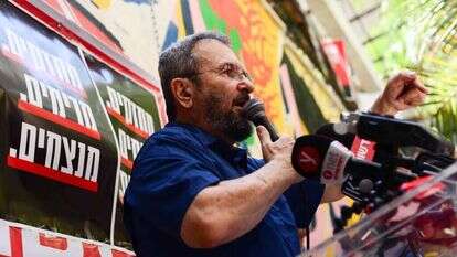 מרואיין סיטונאי. 
אהוד ברק והמיקרופונים. | תומר ניוברג, פלאש 90