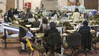 מתפרה המעסיקה נשים חרדיות בערד. | יהודה פרץ