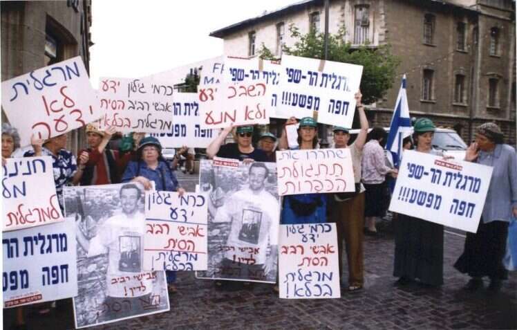 הפגנה של נשים בירוק. | מרים צחי