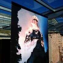 תמונה של בית כנסת עולה בלהבות. מוצגת בתערוכה במוזיאון בברלין. | AFP