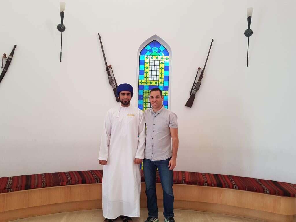 כתב מקור ראשון וחוסיין, מדריך באחד המוזיאונים הלאומיים במדינה