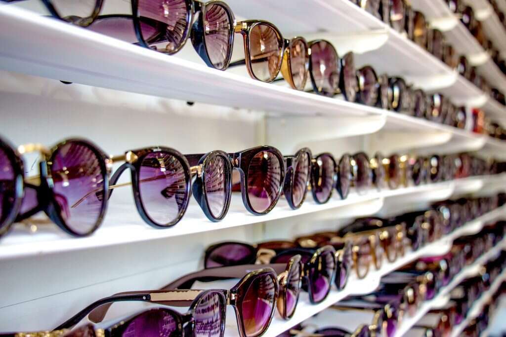 משקפי שמש. | שאטרסטוק