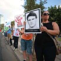 מפגינים נגד הצגת סיפורו של וליד דקה בתיאטרון בחיפה, 2015. | מרים צחי