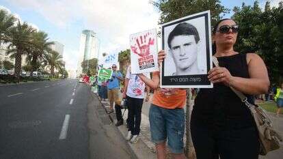 מפגינים נגד הצגת סיפורו של וליד דקה בתיאטרון בחיפה, 2015. | מרים צחי