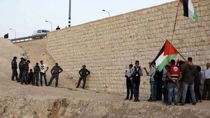 שוטרים ופלסטינים ליד חאן אל אחמר. | EPA