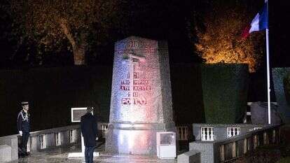 מקרון מול האנדרטה לחללי מלחמת העולם הראשונה בפריז. | EPA