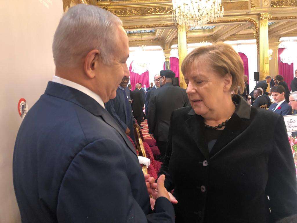 נתניהו ומרקל בשולי הוועדה בפריז