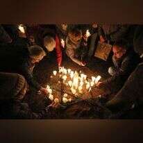 ציון אירועי ליל הבדולח מחוץ לבית כנסת בגרמניה. | AFP ציון אירועי ליל הבדולח מחוץ לבית כנסת בגרמניה. | AFP