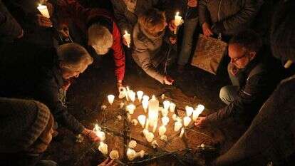 ציון אירועי ליל הבדולח מחוץ לבית כנסת בגרמניה. | AFP