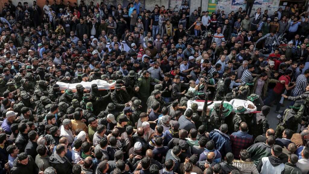 הלוויה של מחבלי חמאס שחוסלו בעזה. | EPA הלוויה של מחבלי חמאס שחוסלו בעזה. | EPA