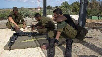 לוחמים בגבול עזה. | EPA