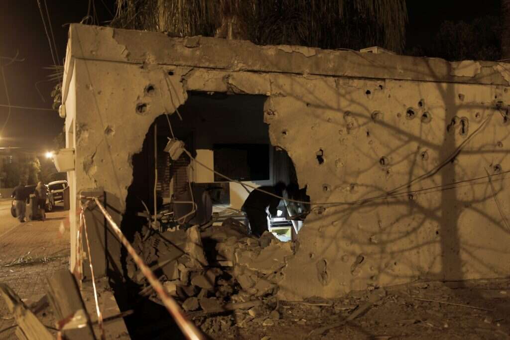 פגיעת רקטה בבית באשקלון. | EPA