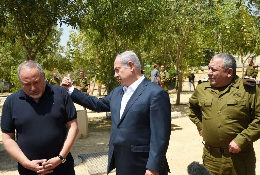 נתניהו, איזנקוט וליברמן באוגדת עזה | חיים הורנשטיין נתניהו, איזנקוט וליברמן באוגדת עזה | חיים הורנשטיין