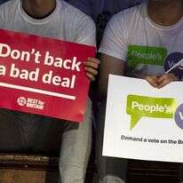 שלטים בבריטניה בהפגנה נגד היציאה מהאיחוד האירופי. | EPA