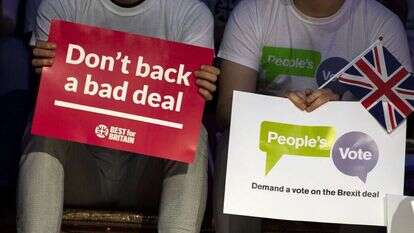 שלטים בבריטניה בהפגנה נגד היציאה מהאיחוד האירופי. | EPA
