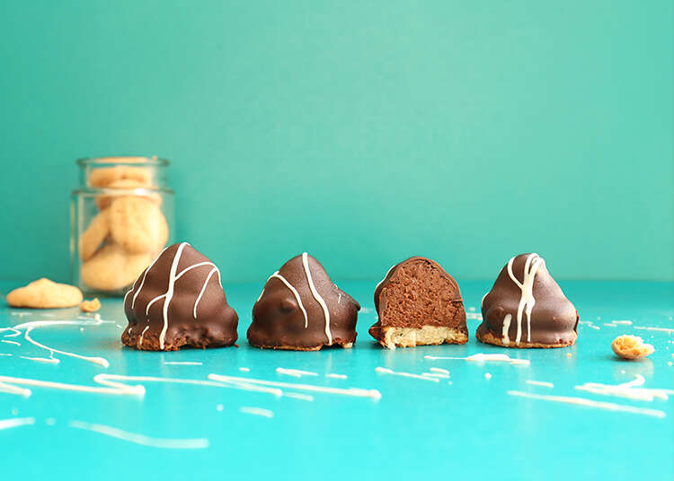 קרמבו שוקולד, קפה ועוגיית שקדים. | אפרת ליכטנשטט