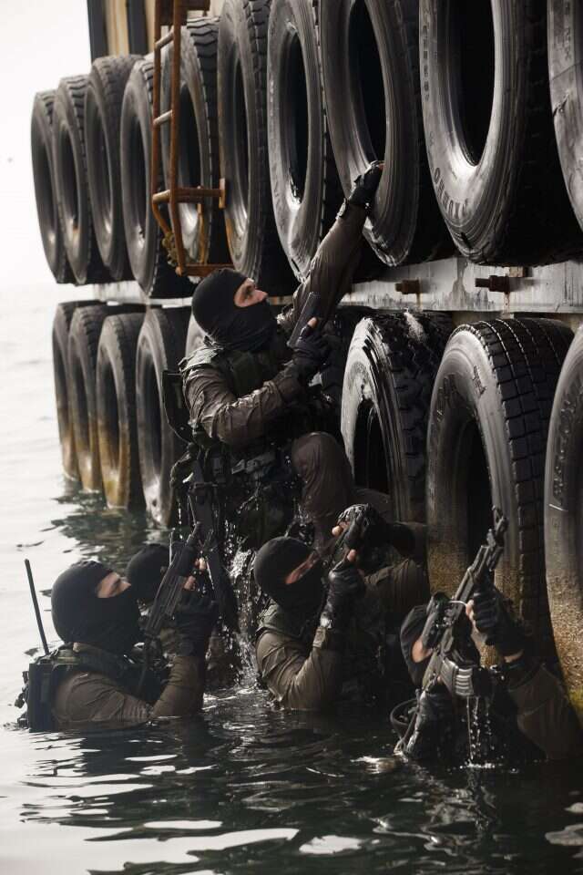 תיעוד אימון השתלטות של שייטת 13, מרץ 2012 . | זיו קורן, מתוך התערוכה