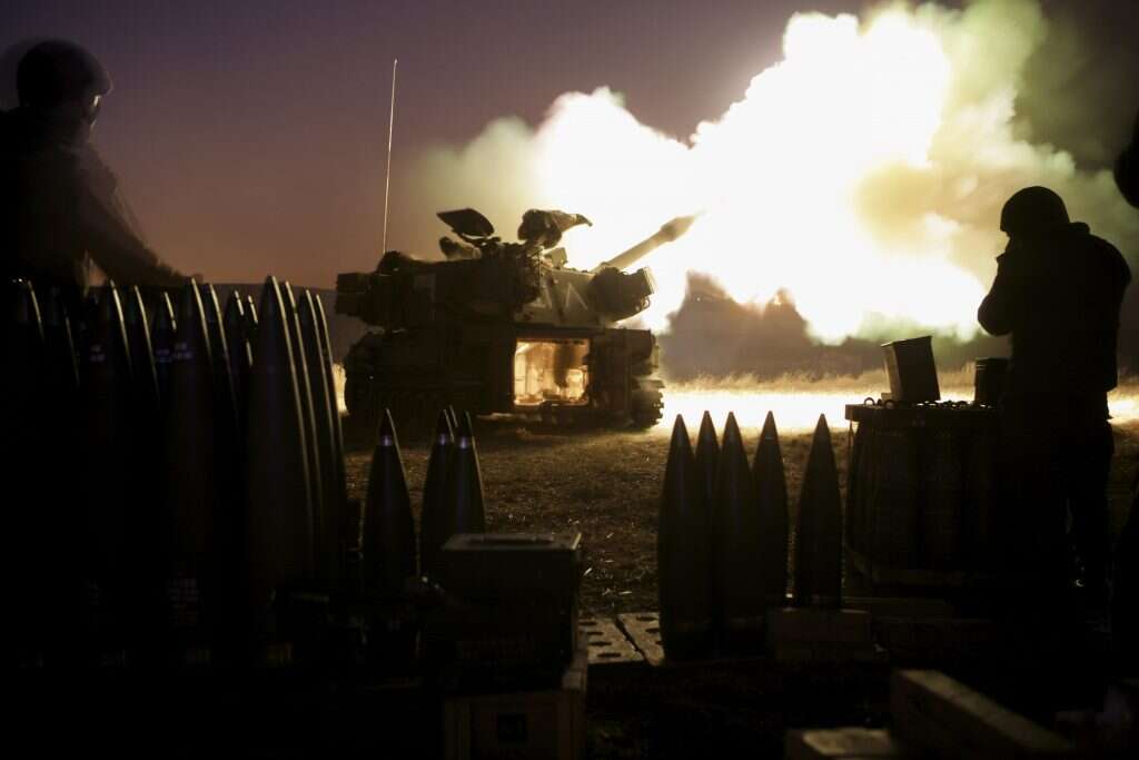 סוללת ארטילריה מבצעת ירי במלחמת לבנון השנייה, 2006. | זיו קורן, מתוך התערוכה