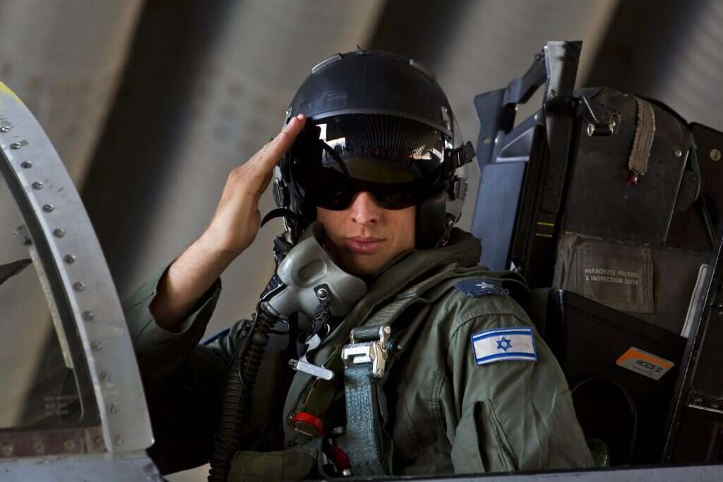 רסן א', טייס F-15, מתכונן להמראה לקראת תקיפה ברצועת עזה במהלך מבצע עמוד ענן, 2012. | זיו קורן, מתוך התערוכה