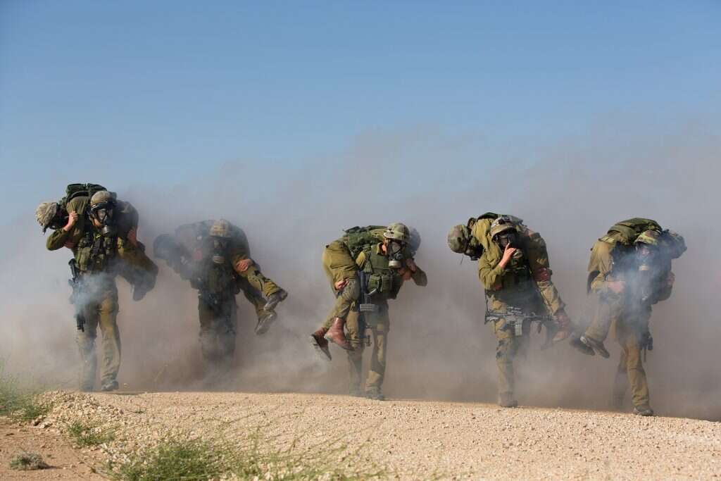 לוחמי דובדבן במהלך אימון, 2012. | זיו קורן, מתוך התערוכה