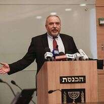 שר הביטחון אביגדור ליברמן מכריז על התפטרותו. | EPA שר הביטחון אביגדור ליברמן מכריז על התפטרותו. | EPA