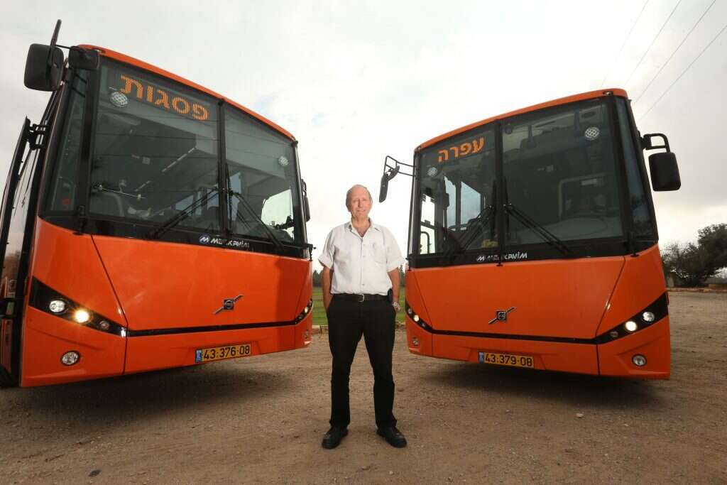 "משקל גדול לשאת על הכתפיים במשך ארבעים שנה". דינר. | מרים צחי