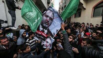 מפגינים בעזה שורפים את תמונתו של שר הביטחון אביגדור ליברמן. | AFP מפגינים בעזה שורפים את תמונתו של שר הביטחון אביגדור ליברמן. | AFP