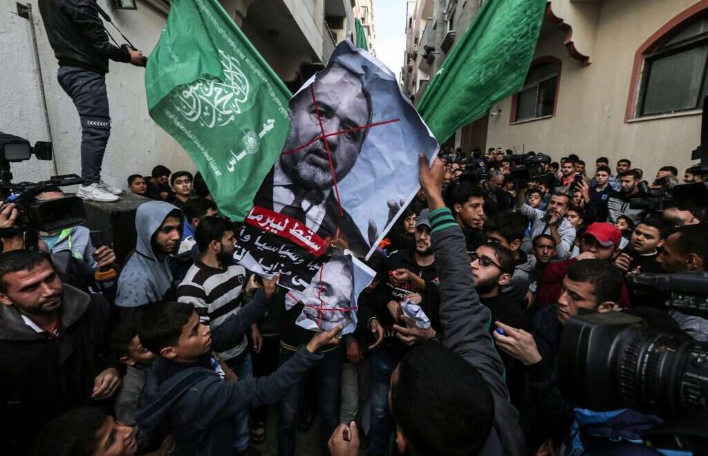 מפגינים בעזה שורפים את תמונתו של שר הביטחון אביגדור ליברמן. | AFP