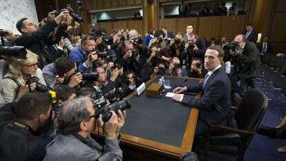 מארק צוקרברג מעיד בפני הסנאט על ניסיונות להטיית תוצאות הבחירות באמצעות פייסבוק. | EPA