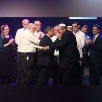 הרב ריסקין מברך את מחליפו הרב ברנדר. | רוני נתן, קצת אחרת