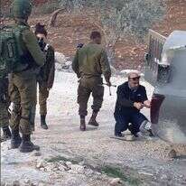 מפקד משטרת חברון מסייע בתיקון פנצ'ר