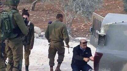 מפקד משטרת חברון מסייע בתיקון פנצ'ר