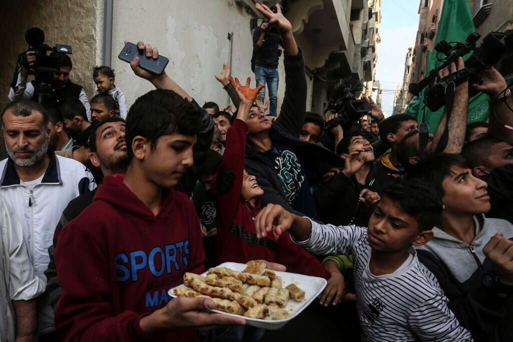 חלוקת ממתקים בעזה לאחר פיגוע. | AFP חלוקת ממתקים בעזה לאחר פיגוע. | AFP