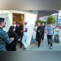 תושבים בשדרות נכנסים למיגונית במהלך אזעקת "צבע אדום". | EPA