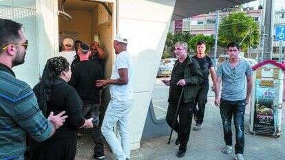 תושבים בשדרות נכנסים למיגונית במהלך אזעקת "צבע אדום". | EPA