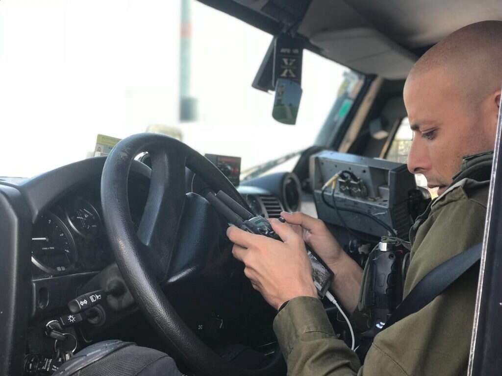 סא"ל שרון איטח מתפעל את הרחפן. | דו"צ