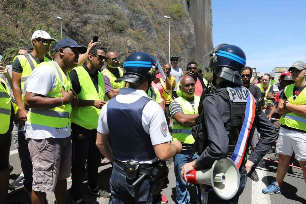 חסימת כבישים בהפגנה. | AFP