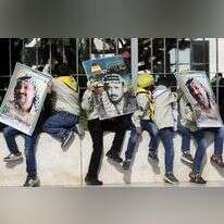 ילדים פלסטינים מניפים שלטים לזכרו של יאסר ערפאת. | EPA